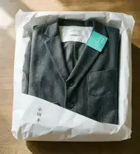 完成したスーツの綿紙包装